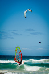 Esportes náuticos com kite e windsurf 