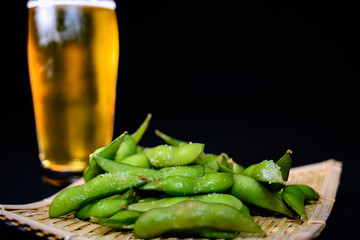 食欲をそそる枝豆とよく冷えたビール
