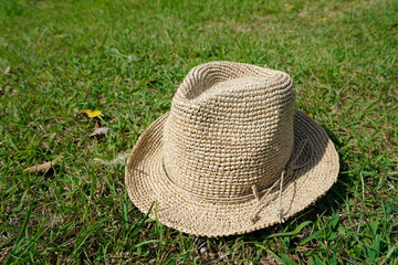 芝生と麦わら帽子