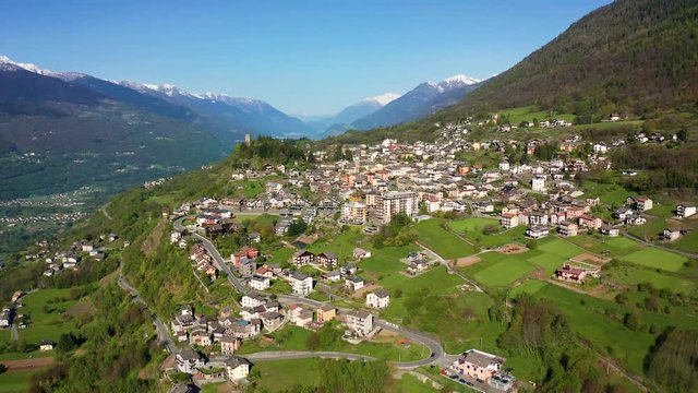 Aerial 4K - Teglio - Valtellina (IT) - Vista del paese 