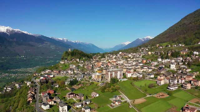 Aerial 4K - Teglio - Valtellina (IT) - Vista del paese 