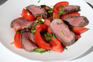 Salad with roast beef and tomatoes