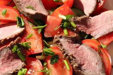 Salad with roast beef and tomatoes