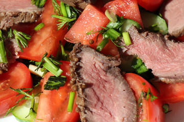 Salad with roast beef and tomatoes