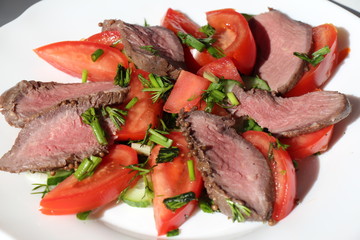 Salad with roast beef and tomatoes