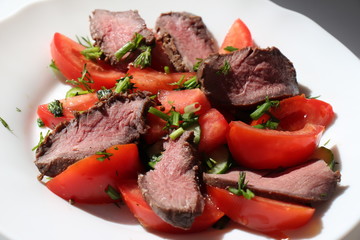 Salad with roast beef and tomatoes