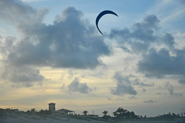 kite surf entre as nuvens