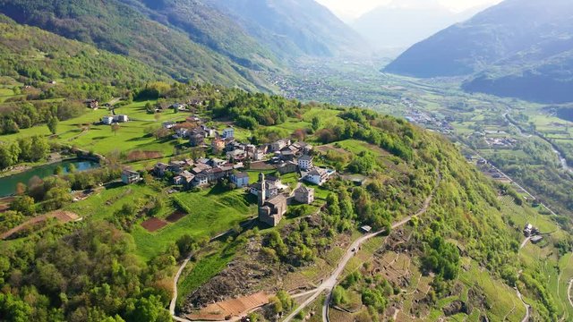 Aerial 4K - Valtellina (IT) - Teglio - Vista della frazione Sommasassa 