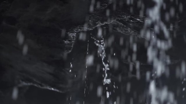 pluie sur roche. temp&eacute;te. cave rocheuse 