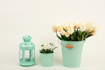Ramo de tulipanes y farol verde.