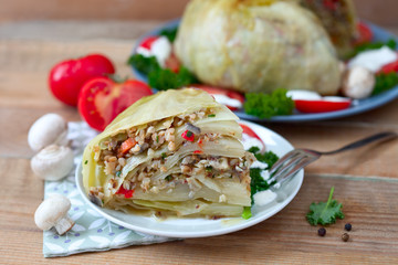 Gef&uuml;llter Wei&szlig;kohl mit Gem&uuml;se und Gr&uuml;tze