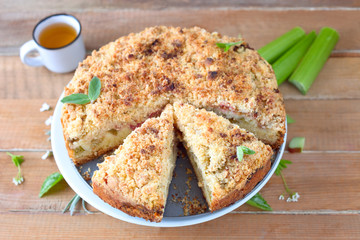 Rhabarberkuchen mit Streuseln