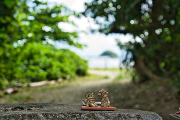 シーサー越しの林道