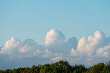 Regenwolken sammeln sich am Himmel zusammen