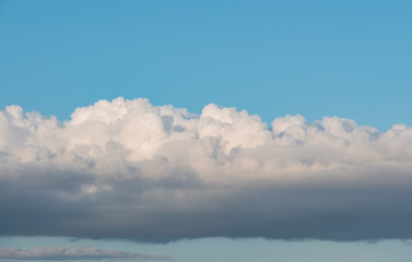 Obraz premium Regenwolken sammeln sich am Himmel zusammen