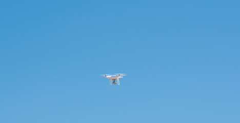 Drohne fliegt in der Landschaft und über Felder