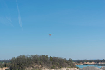 Drohne fliegt in der Landschaft und über Felder