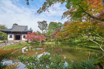 Obraz premium Kyoto, Japan - November 9, 2016: Beautiful historic hall at front gate of Kōdaiji temple. A Serene setting with a buddhist temple with seasonal light festivals in Kyoto, Japan.