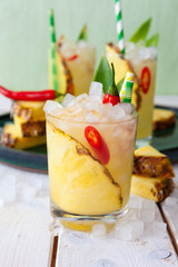 Bunte Cocktails mit Ananas - 266579381
