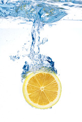 Fototapeta na wymiar Lemon dropped in a water
