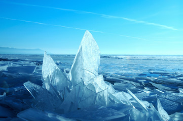 Sun rays are refracted by the transparent ice of Lake Baikal. crystal clear ice fragments — hummocks © Евгений Кожевников