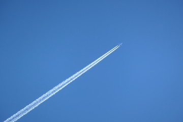 avion dans le ciel