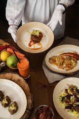 The waitress brings healthy vegeterian food.