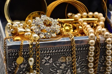 un tesoro, cofre lleno de joyas, perlas, y oro