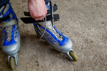 teenager fastens the clips on the rollers
