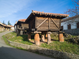 Horreo típicos del Norte de España. Construcción de arquitectura popular para guardar el grano y otros productos del campo. Elevado del suelo para evitar la humedad y los roedores