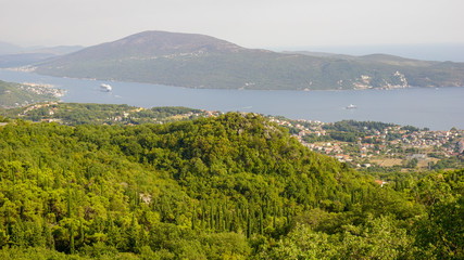 Fototapeta na wymiar Wunderschöne Blick auf die Bucht von Kotor am Adriatischen Meer, Montenegro