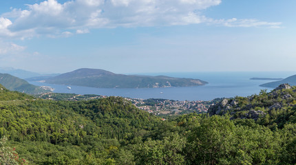 Fototapeta na wymiar Wunderschöne Blick auf die Bucht von Kotor am Adriatischen Meer, Montenegro