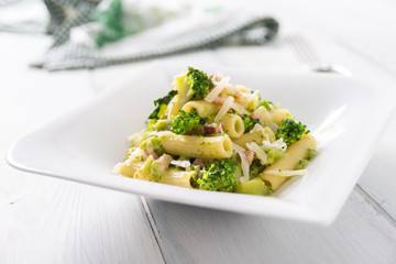 Maccheroni con broccoli, guanciale e pecorino 
