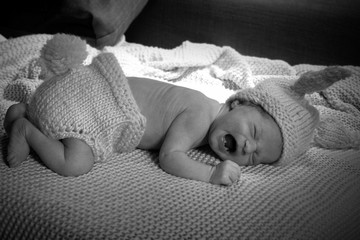 Neugeborenes Baby schreit bei Fotoshooting 