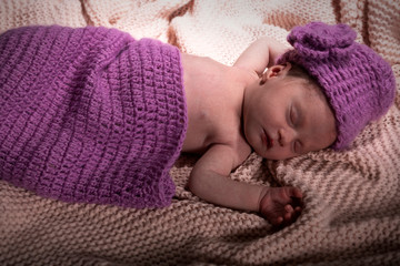 Neugeborenes Baby schläft zufrieden