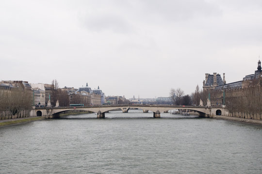 Vista de un puente sobre el sio Sena en Par&iacute;s