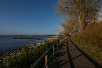 sch&ouml;ne Ostsee K&uuml;ste mit Buhnen bei Kiel