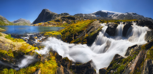 Wasserfall im Süden von Norwegen in der Nähe von Geiranger an einem sonnigen Tag, Romsdal © yauheni_m