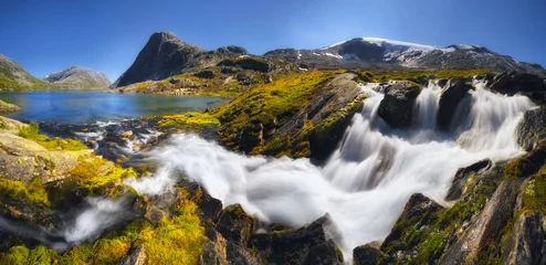 Wasserfall im Süden von Norwegen in der Nähe von Geiranger an einem sonnigen Tag, Romsdal © yauheni_m