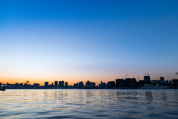 Fototapeta premium 豊洲運河夕焼けとビル群のシルエット