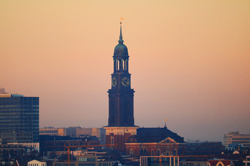 Obraz premium Kirchturm Sankt Michaelis Hamburg Kirche im Sonnenuntergang Panorama Luftbild