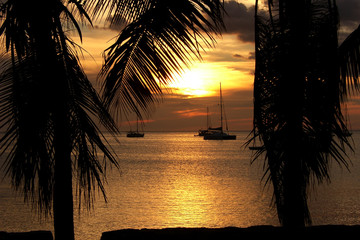 atardecer en una playa con calor tropical