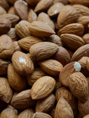 나무 보드와 유기농 아몬드 