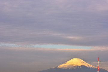 Fototapeta na wymiar 朝焼けと富士山上空を覆う雲