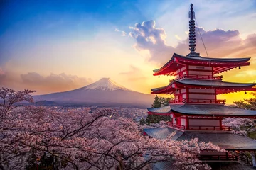 Foto op Plexiglas Fujiyoshida, Japan Prachtig uitzicht op de berg Fuji en Chureito-pagode bij zonsondergang, japan in het voorjaar met kersenbloesems © Travel mania