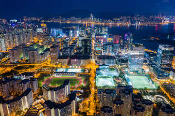 Obraz premium Widok z góry na miasto Hongkong w nocy