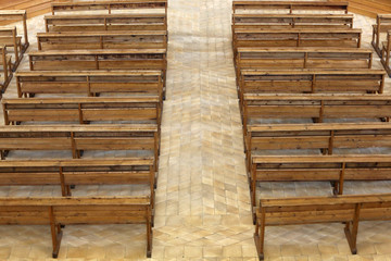 AllŽe centrale. Banc. Eglise Saint-Nicolas de VŽroce.