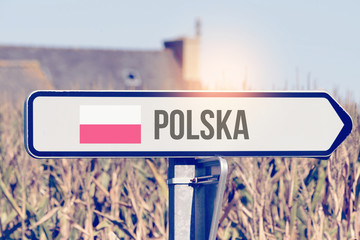Ein Schild weist auf die Richtun nach Polen hin - obrazy, fototapety, plakaty