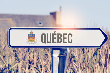 Ein Schild zeigt in Richtung Quebec in Kanada
