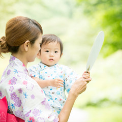うちわを持つ浴衣姿の親子